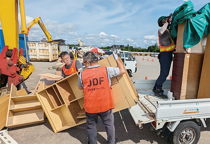 被災家具の搬出をしているJDFの支援員（写真提供：JDF能登半島地震支援センター）